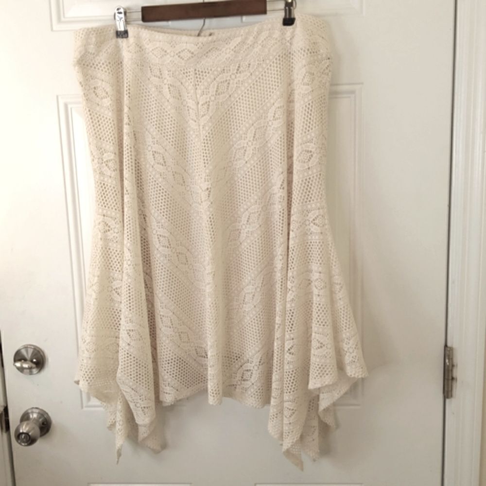 New directions cream lace fully lined pull on shark bite skirt